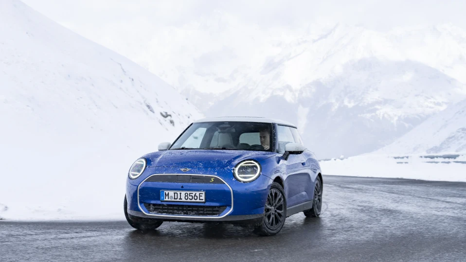 MINI на ток носи радост върху сняг