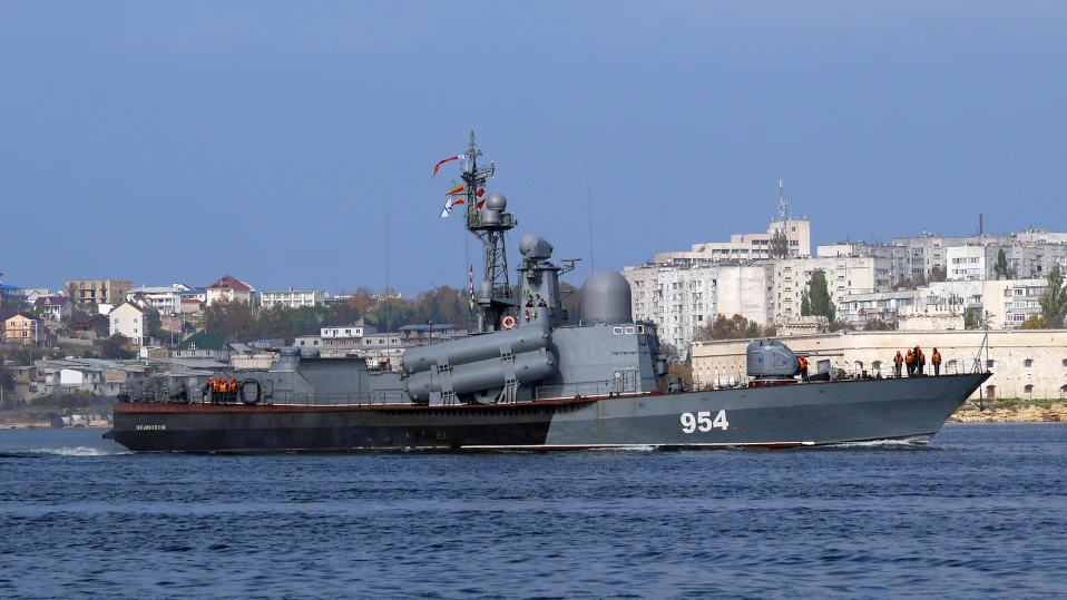 Украйна обяви, че е унищожила руски военен кораб край Крим (ВИДЕО)