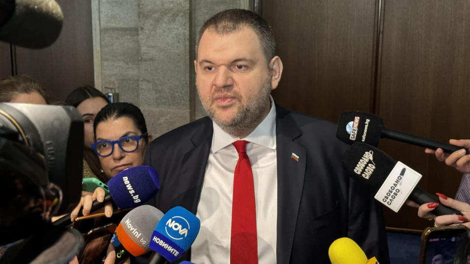 Денков подкрепи от Брюксел Пеевски срещу Радев