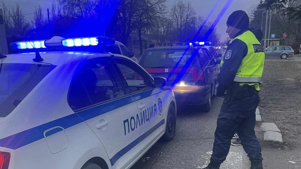 Изловиха непълнолетен шофьор, бързал за училище