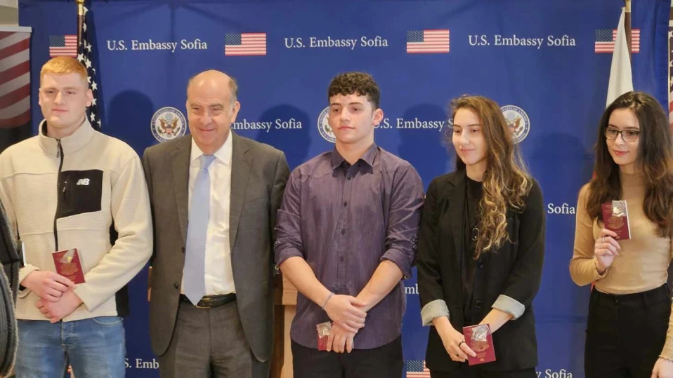 Посланик Кенет Мертен връчи паспорти с визи на български студенти за бригада в САЩ