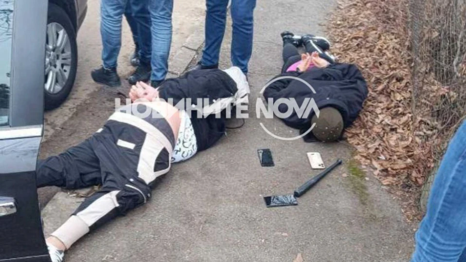 Задържаха двама мъже и една жена със стотици пликчета наркотици