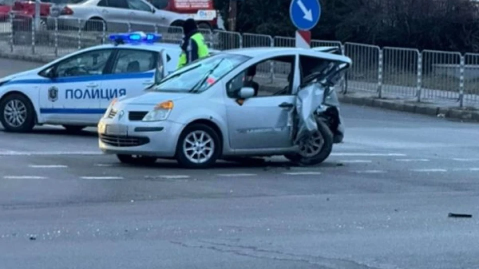 Пиян и дрогиран се заби в автомобил, спрял на червено