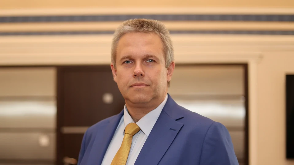 Министърът на електронното управление Александър Йоловски още ходи с охрана след заплахите от Кирил Петков