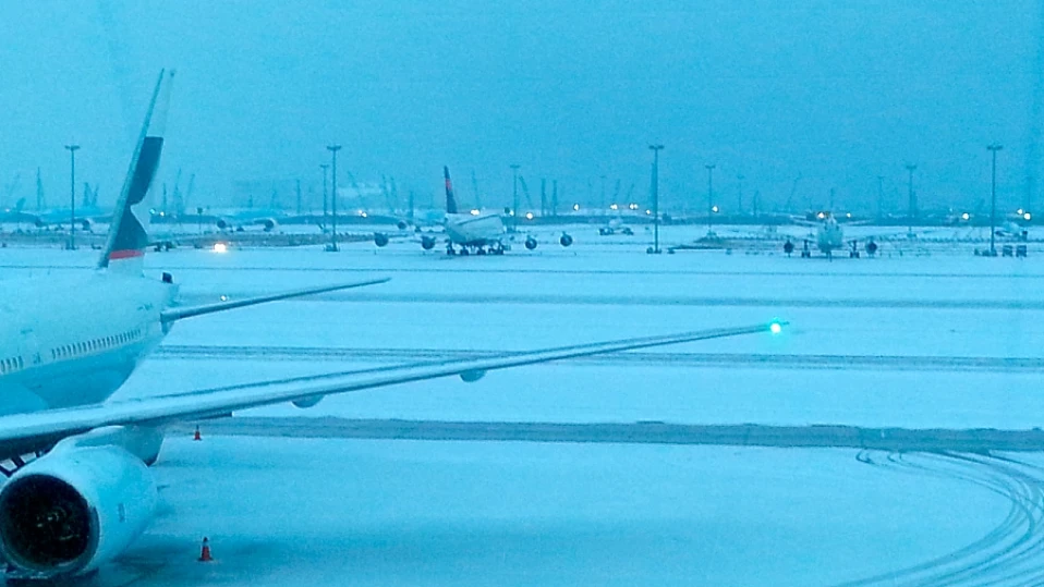 Силен снеговалеж доведе до анулирането на най-малко 100 полета на летищата в Токио