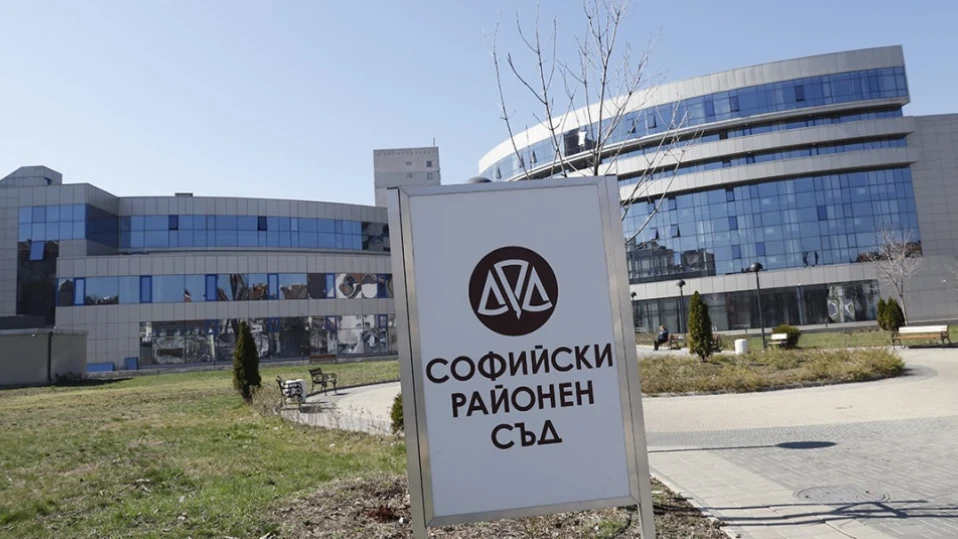 Арест за адвокат, блудствал с три момчета клиенти (обзор)