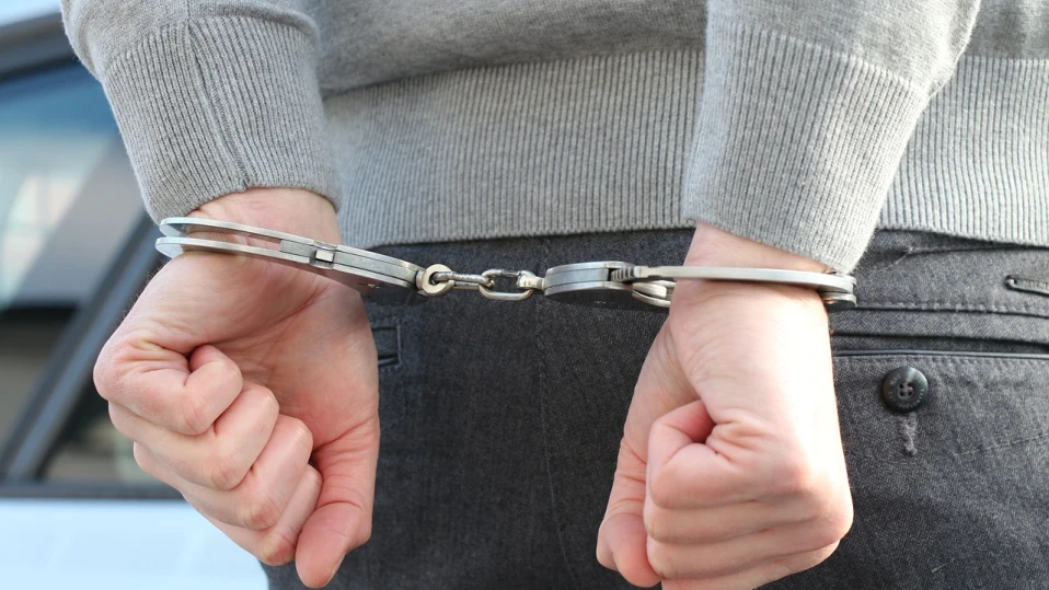 Задържаха 45-годишен мъж, удрял майка си, заканил се с убийство