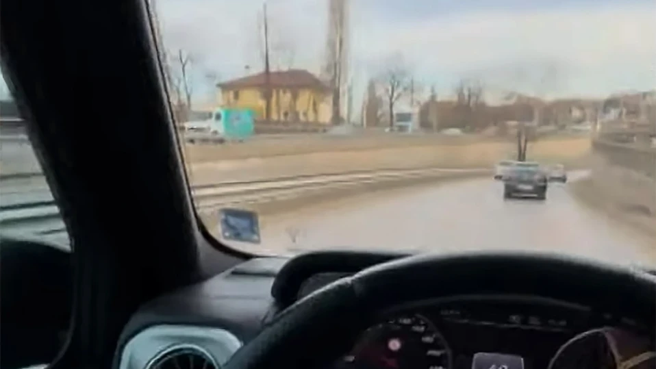 Депутати си осигуряват привилегии със стикери