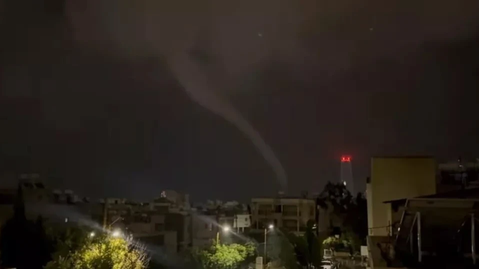 Мощно торнадо връхлетя Кипър (ВИДЕО)