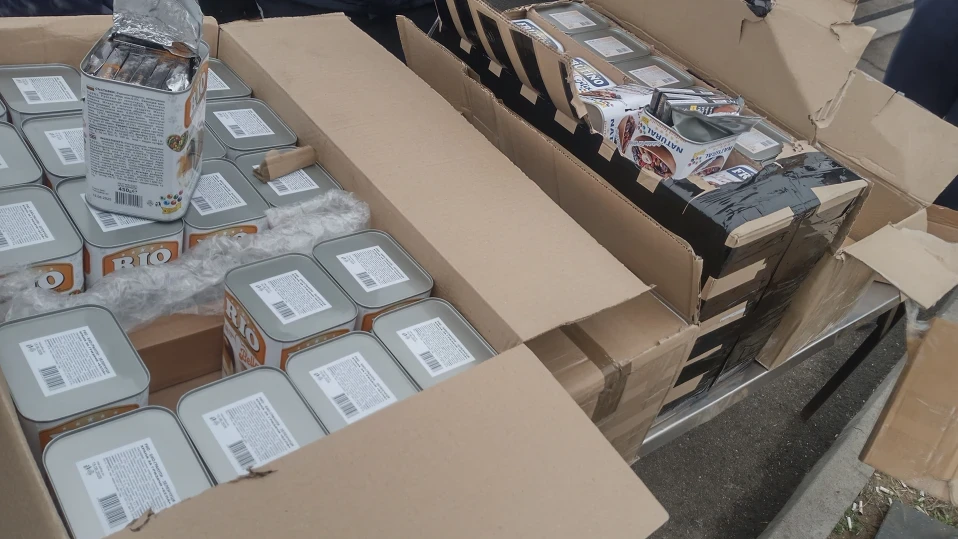 Задържаха 28 000 къса цигари, скрити в консерви на Митница Русе