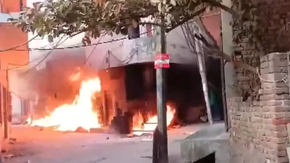 Огромен пожар в индийска фабрика за бои, има загинали и ранени (ВИДЕО)