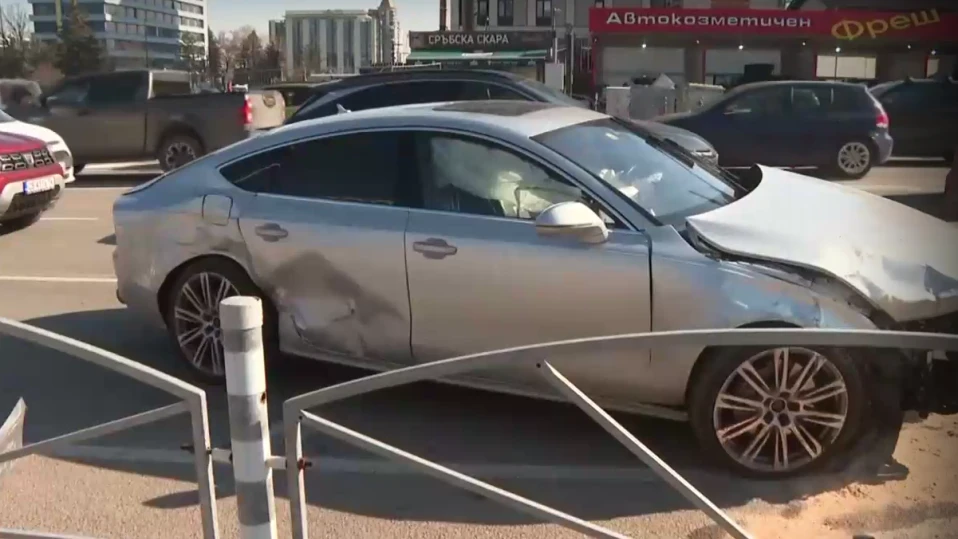 Кола се качи на тротоар в София и помете паркирани автомобили