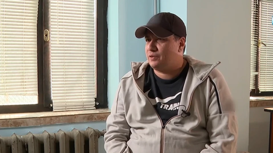 Затворник в Бургас чете приказки по телефона на децата си всяка вечер