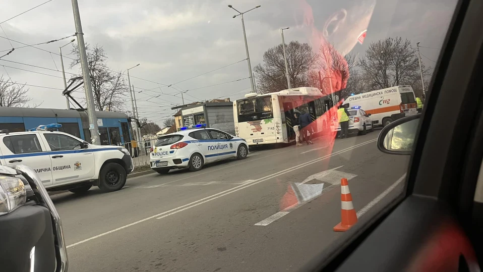 Автобус удари три коли и помете павилиони в София, жена е пострадала