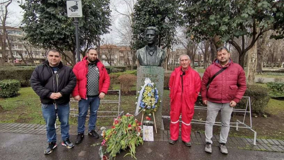 Почистиха паметника на Левски в Бургас по инициатива на двама братя журналисти