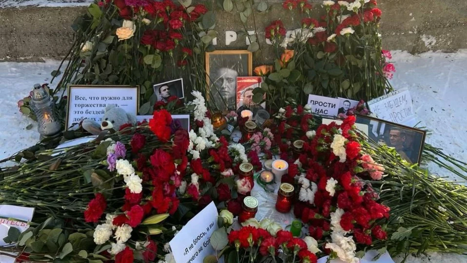 В Москва идентифицират всички, които оставят цветя в памет на Навални