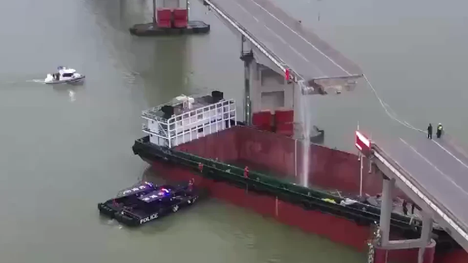 Кораб срути мост, автомобили паднаха в Перлената река в Китай (ВИДЕО)