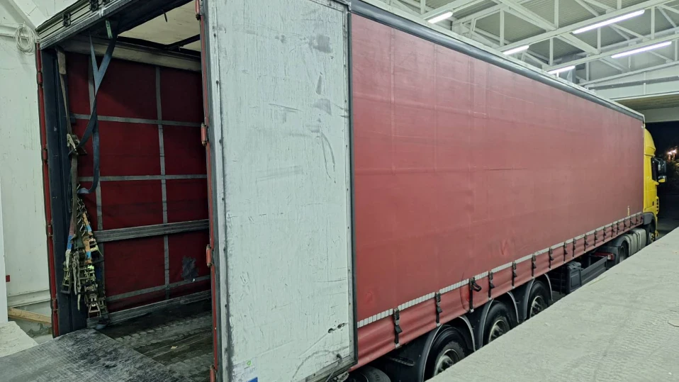 Конфискуваха над 6 000 маркови парфюма на Дунав мост при Видин