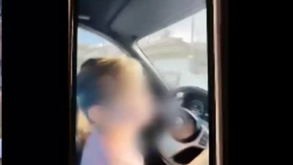 Дете управлява кола в скута на баща си, той се похвали с клипче в социалните мрежи