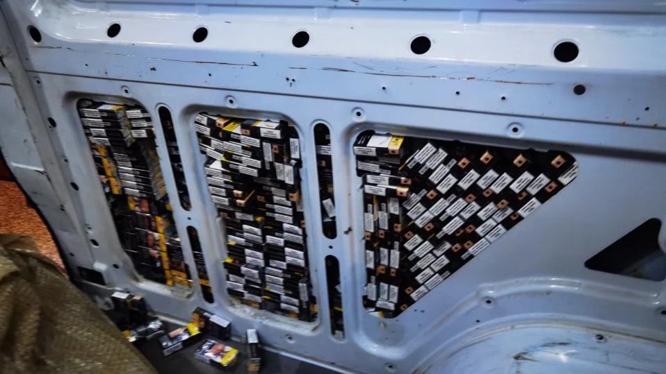 Откриха нелегални цигари, укрити във фабрични кухини на микробус, в района на ГКПП Маказа