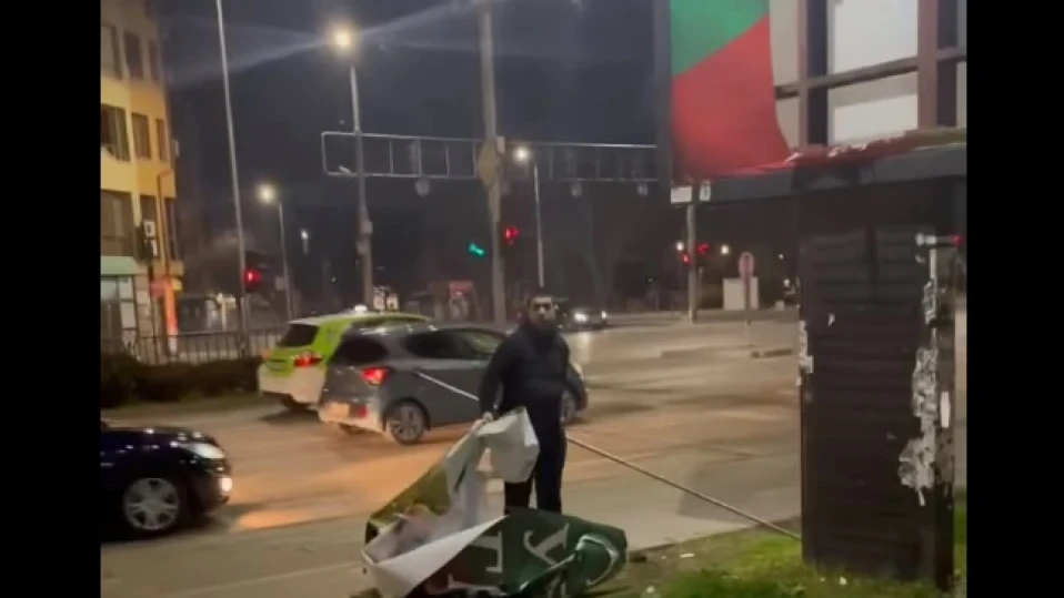 Ето кой разкъса билборда с българското и украинското знаме в Пловдив (ВИДЕО)