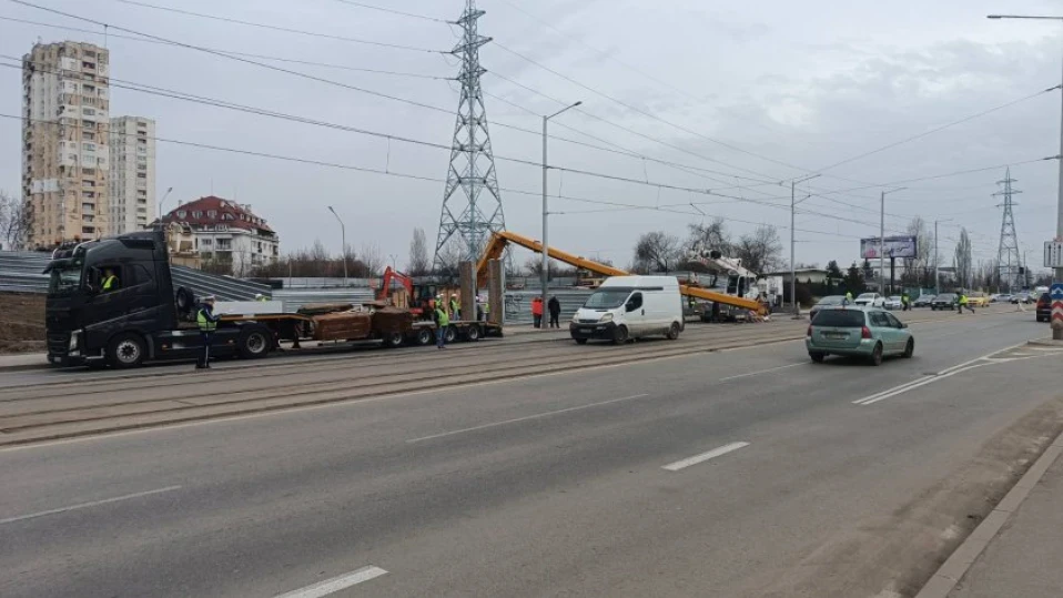 Огромен кран падна върху строежа на метрото на бул. "Шипченски проход"