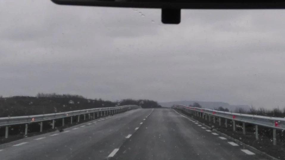 В прохода "Шипка" е облачно, видимостта е намалена поради мъгла