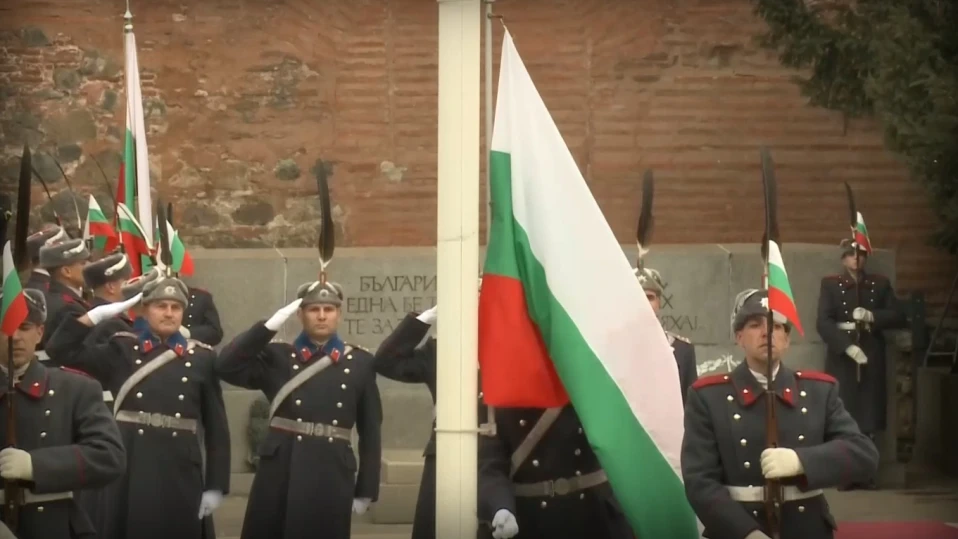 Издигнаха трибагреника пред паметника на Незнайния войн (ВИДЕО)