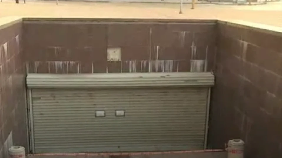 Отлепени мазилки и плочи на подлез на "Ларгото"