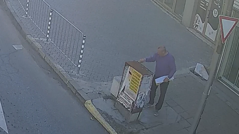 Премахнаха 20 незаконни реклами от електрически стълбове