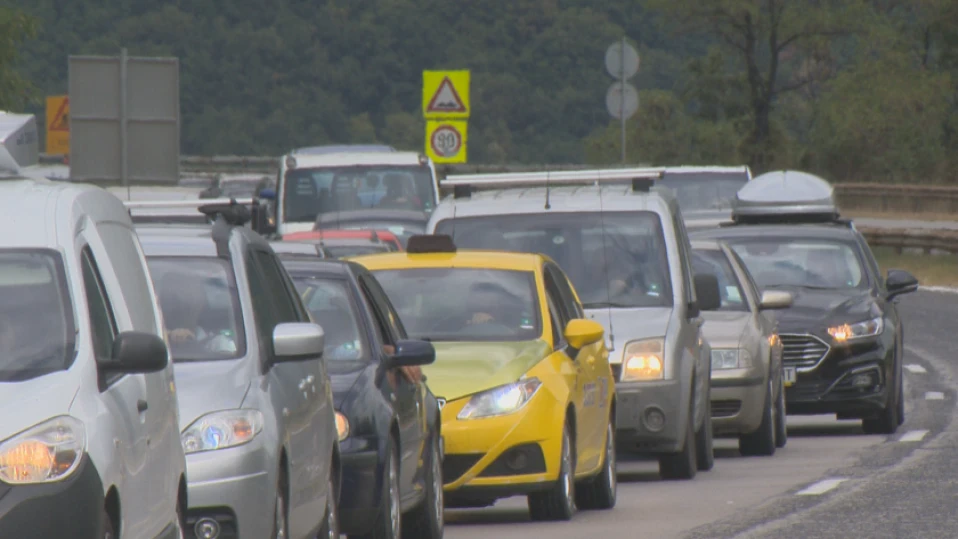 Натоварен трафик и задръствания в последния от почивните дни