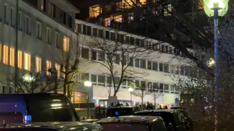 Въоръжена баба се барикадира в болница в Германия (ВИДЕО)