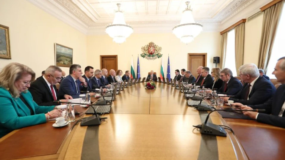 Правителството падна, да живее правителството