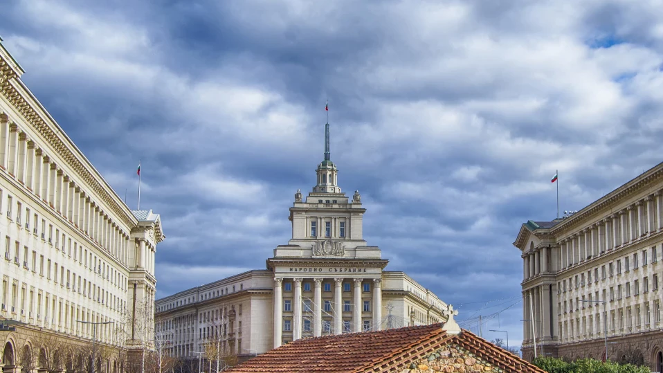 ГЕРБ и ПП-ДБ пристигнаха в парламента, започнаха преговори