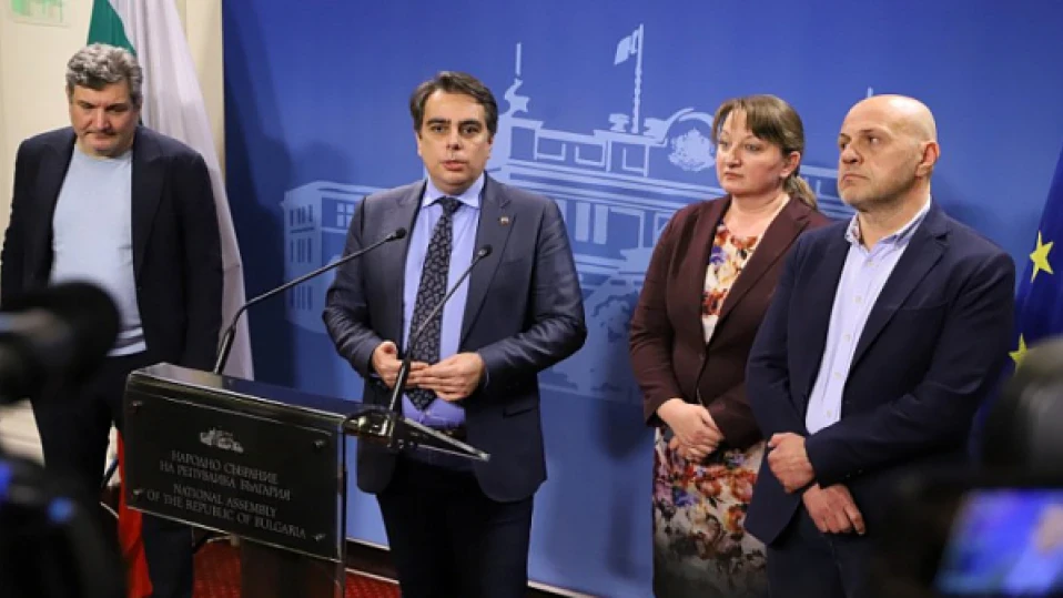 В парламента продължават преговорите между ГЕРБ-СДС и „Продължаваме промяната – Демократична България“