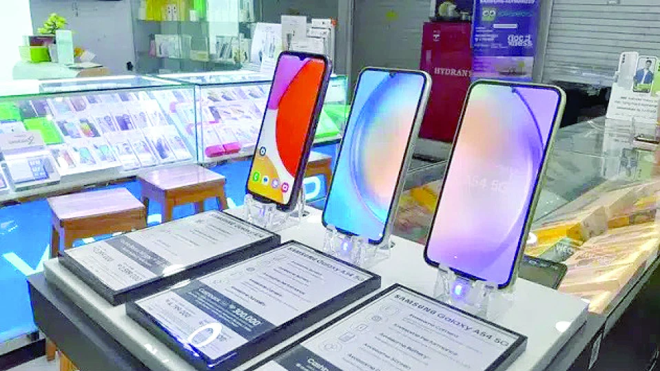 Продават мобилните телефони по нови правила