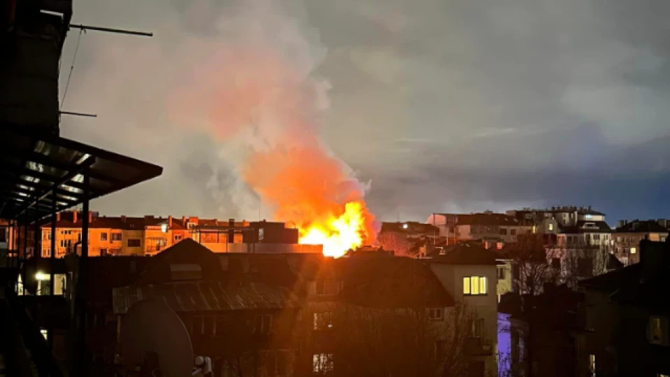 Голям пожар в центъра на София тази нощ (ВИДЕО)