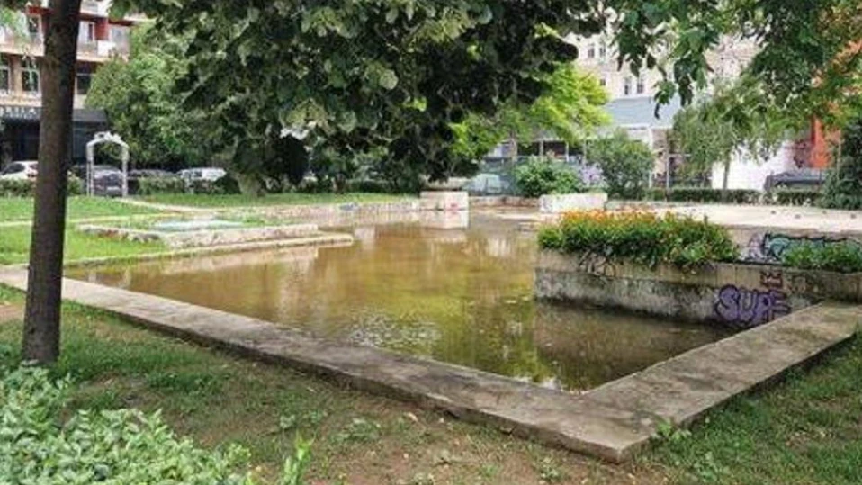 Възстановяват водното огледало пред хотел „Рила“ в София