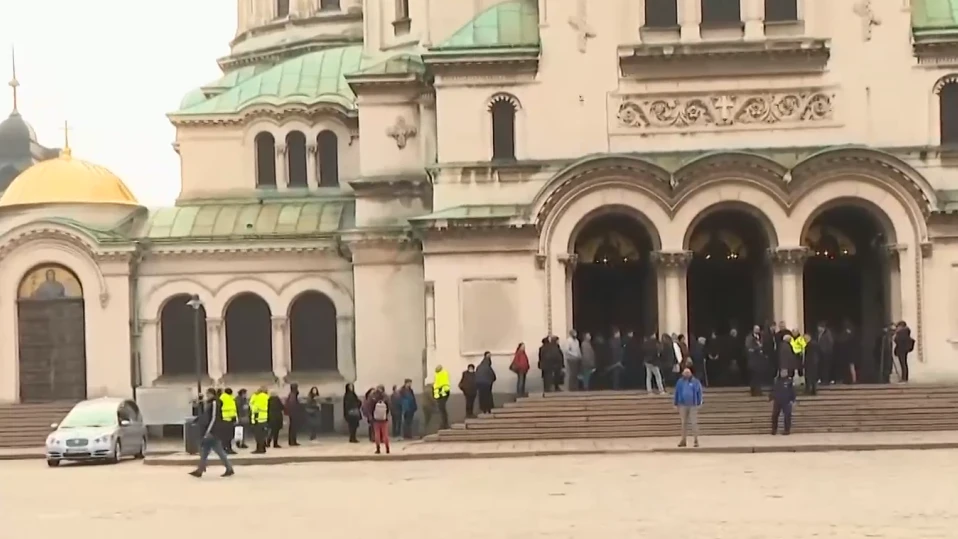 Опашка от вярващи за поклонението пред патриарх Неофит