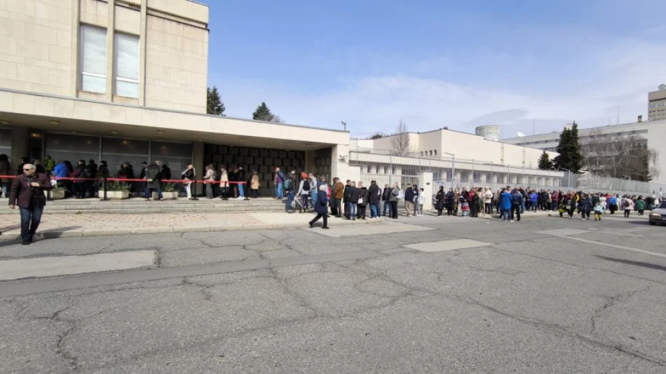 Изборите в Русия: Голяма опашка от хора се изви пред руското посолство в София