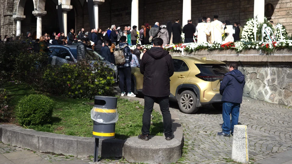 Стотици миряни продължават да отдават почит на духовния баща на българската нация патриарх Неофит