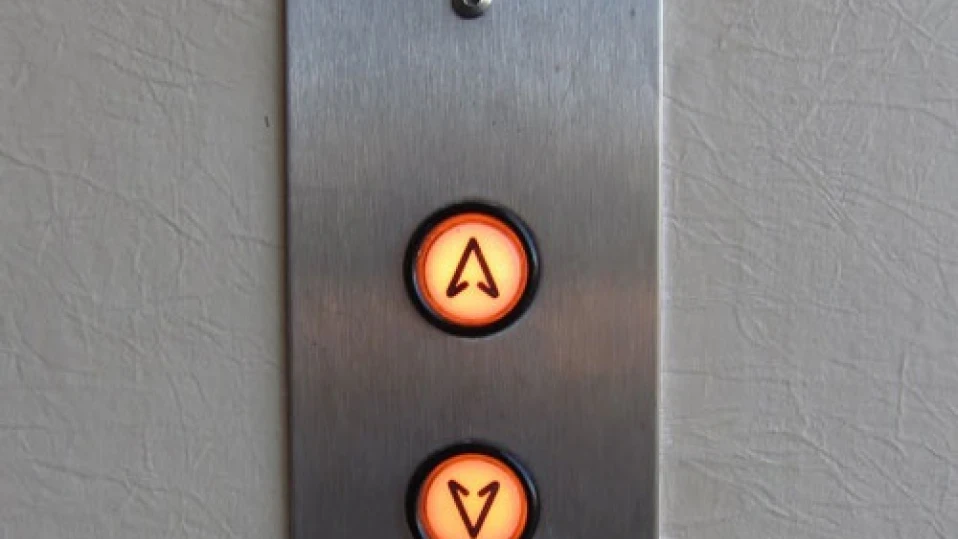 Обраха и пребиха инвалид в асансьор за 10 лева в Монтана