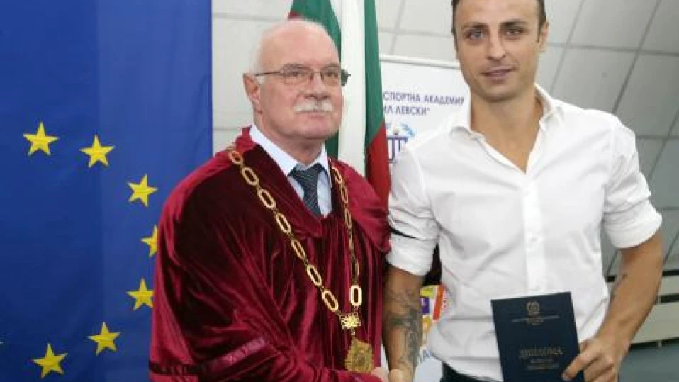 Спор за образованието на Бербатов припомни, че се готви за министър