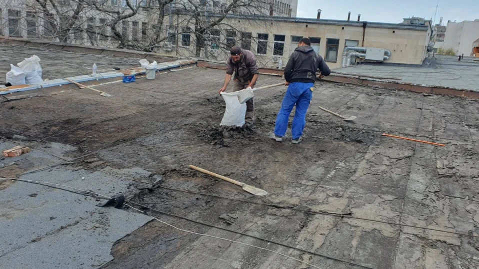 Стартира авариен ремонт на покрива на поликлиниката в Свищов