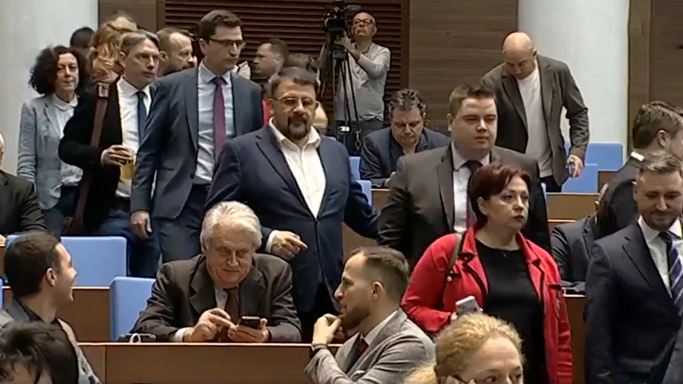 Държавата в чакалнята