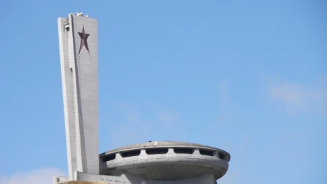 Държавата се тресе, а извънземни се бият за чинията на Бузлуджа