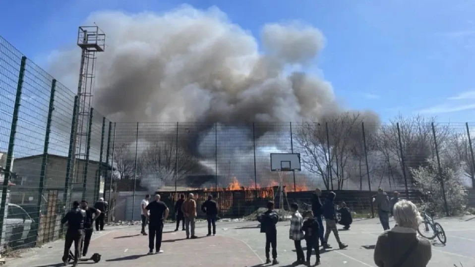 Черен дим се изви над Варна заради пожар в зеленчуковата борса