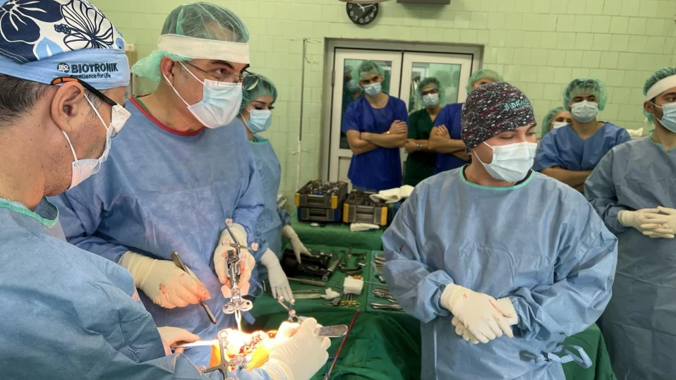 Ортопеди се учат на прецизна смяна на тазобедрена става