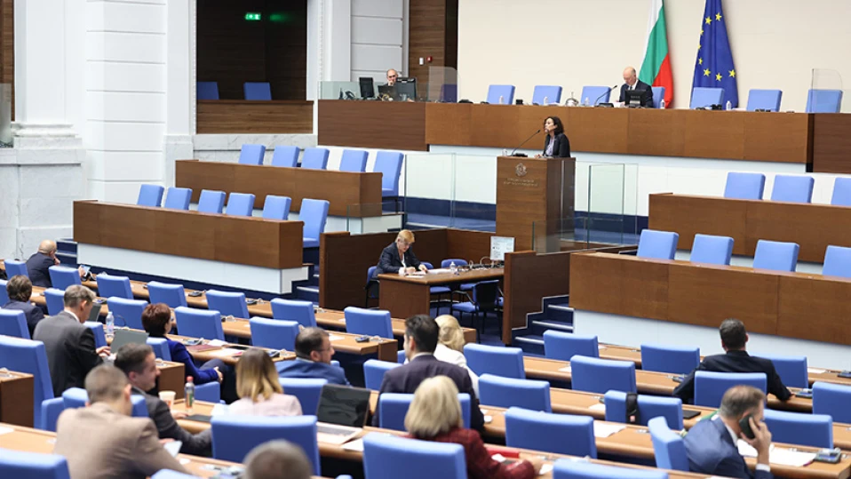 Депутатите се отрекоха от неплатения отпуск за служебния премиер (обзор)