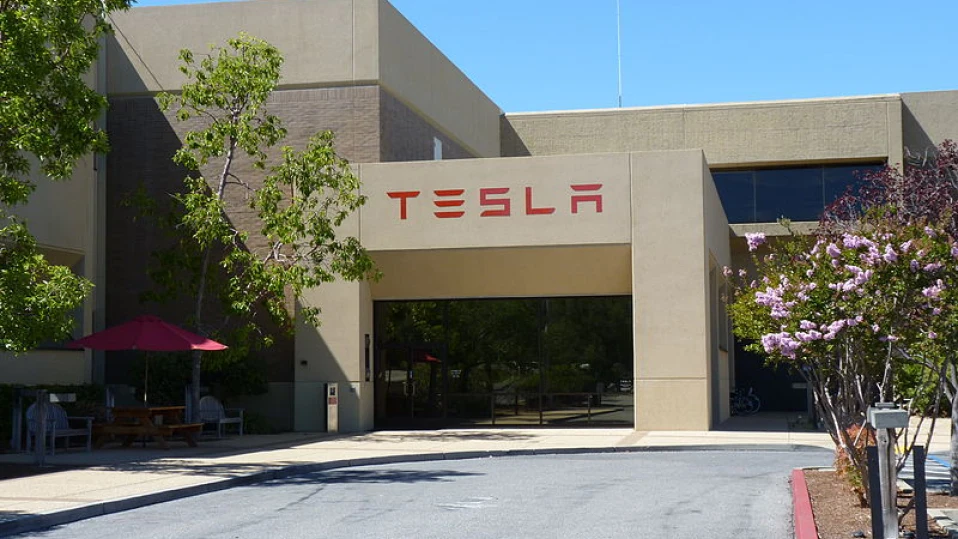 Акциите на Tesla паднаха, губейки 30 милиарда долара пазарна стойност